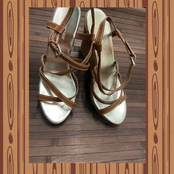 Ladies strapped tan leather wedges - Picture 2 of 5